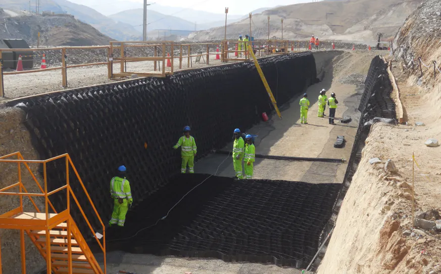 Canales de Operaciones Mina - Las Bambas, Perú