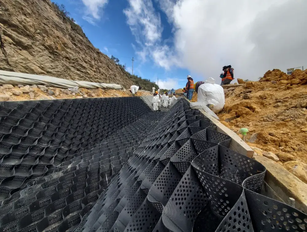 Canais de fechamento de almofada, mina Barrick's Pierina, Ancash, Peru.