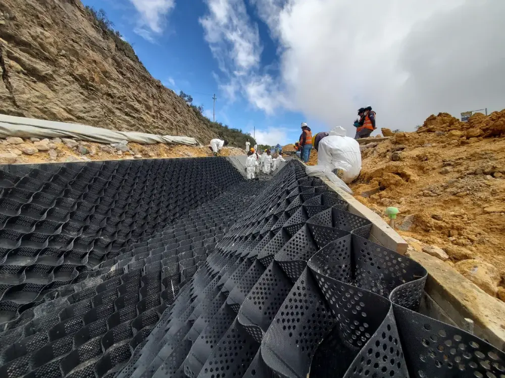 Canales del Cierre de Pad, Mina Pierina de Barrick, Áncash, Perú.