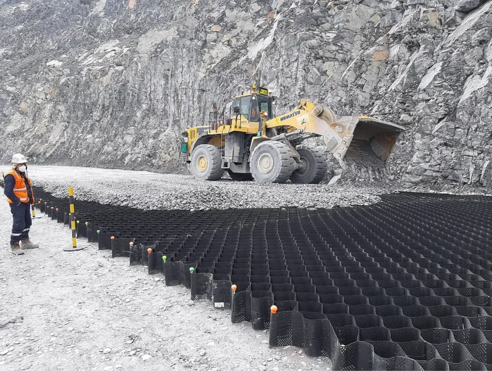 Refuerzo de bases granulares drenantes en Mina Antamina, Ancash, Perú.