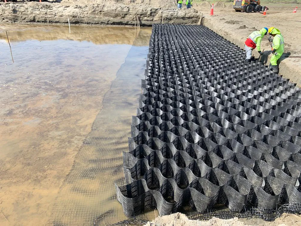 Plataforma de trabajo de la base del dique de defensa ribereña del río Casma-Ancash, Perú